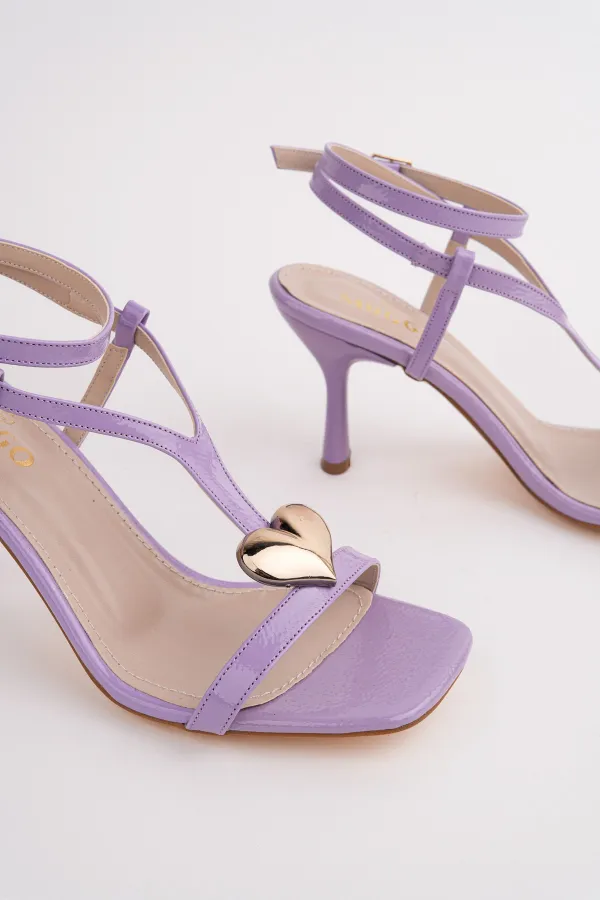 Sandales Muggo HEART pour femmes, ornées d'un accessoire en forme de cœur et dotées d'un talon fin.