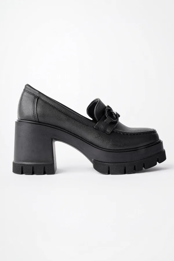 Mocassins Muggo VALENCIA pour femmes, à talon épais et bout rond, avec boucle métallique.