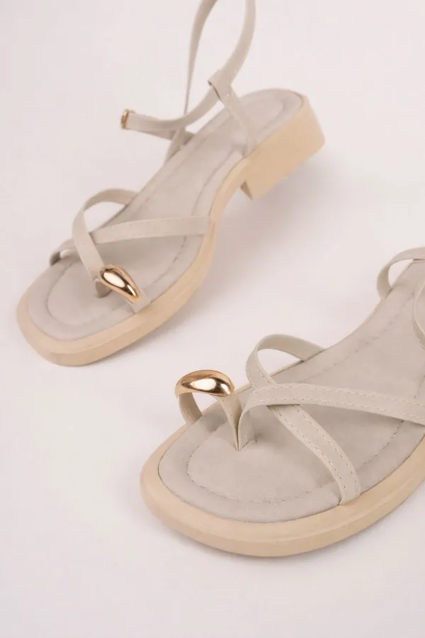 Muggo HOLİDAY Gold Metal Detaylı Parmak Arası Ayarlanabilir Kemerli Düz Kadın Sandalet