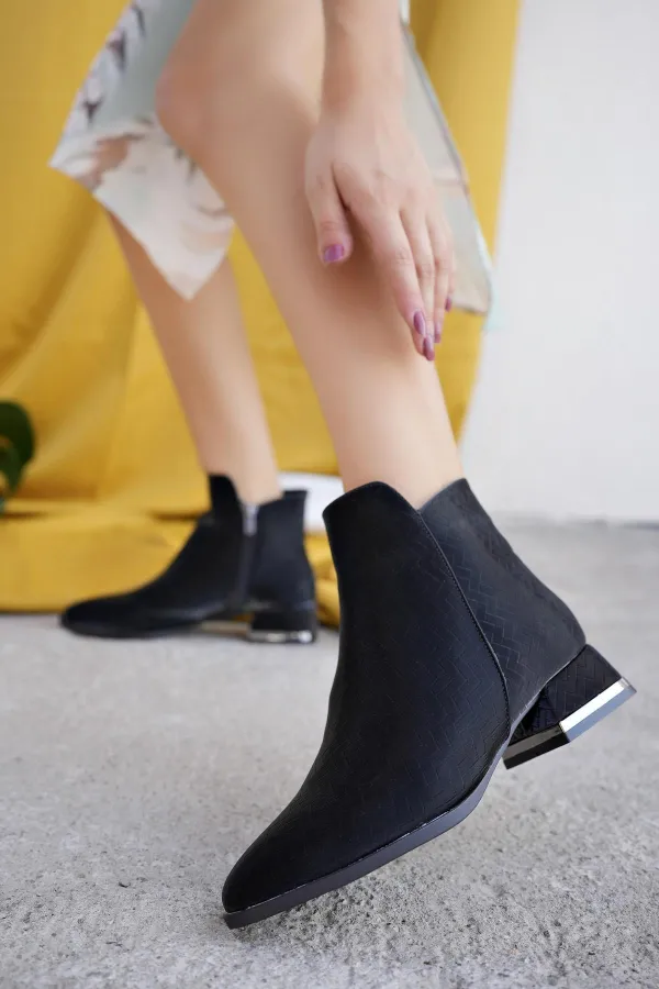 Bottes Muggo SHANE pour femmes, garanties, avec détail métallique au talon et fermeture éclair.