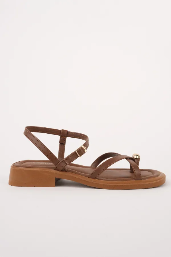 Muggo HOLİDAY Gold Metal Detaylı Parmak Arası Ayarlanabilir Kemerli Düz Kadın Sandalet