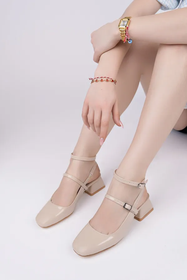 Chaussures Muggo CHOPRA à bout carré, double cambrure, bride cheville et talon bas ouvert à l'arrière