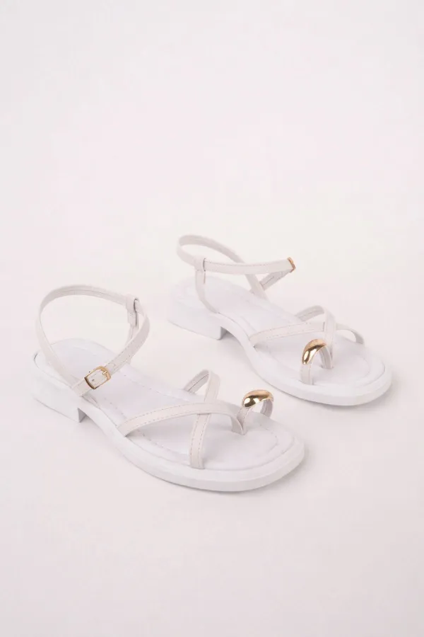 Muggo HOLİDAY Gold Metal Detaylı Parmak Arası Ayarlanabilir Kemerli Düz Kadın Sandalet