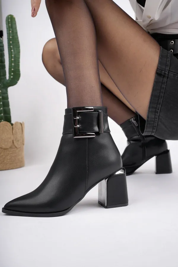 Bottes Muggo CHILY pour femmes, garanties, avec talon épais et détails de ceinture et boucle.