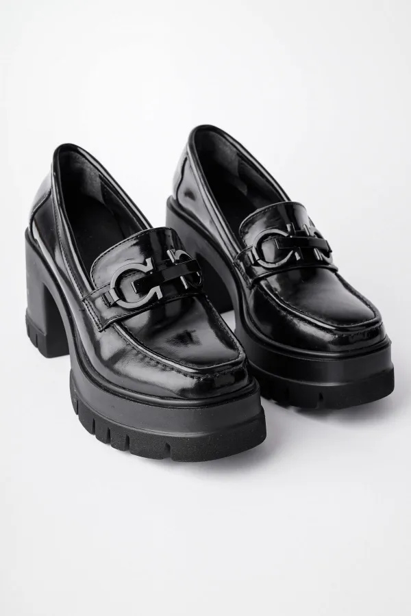 Mocassins Muggo VALENCIA pour femmes, à talon épais et bout rond, avec boucle métallique.