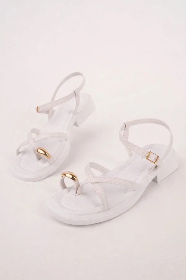 Muggo HOLİDAY Gold Metal Detaylı Parmak Arası Ayarlanabilir Kemerli Düz Kadın Sandalet