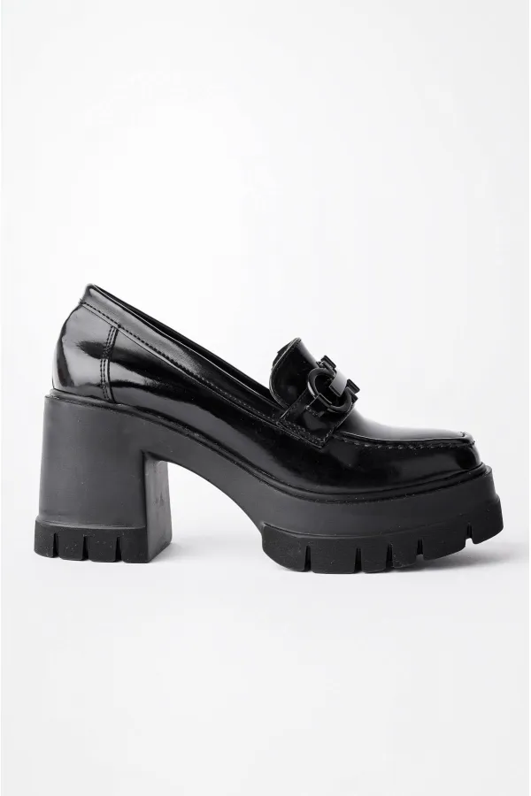 Mocassins Muggo VALENCIA pour femmes, à talon épais et bout rond, avec boucle métallique.