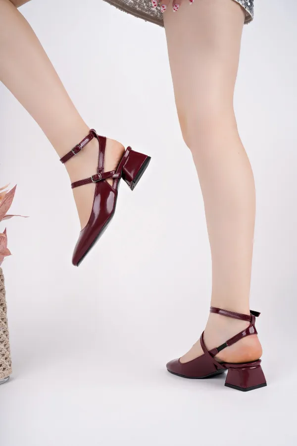 Chaussures Muggo CHOPRA à bout carré, double cambrure, bride cheville et talon bas ouvert à l'arrière