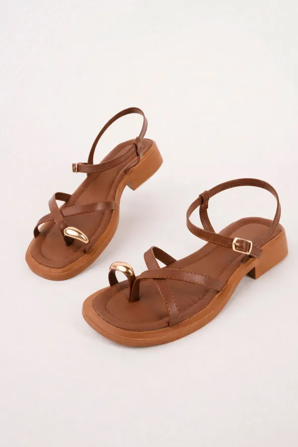 Muggo HOLİDAY Gold Metal Detaylı Parmak Arası Ayarlanabilir Kemerli Düz Kadın Sandalet