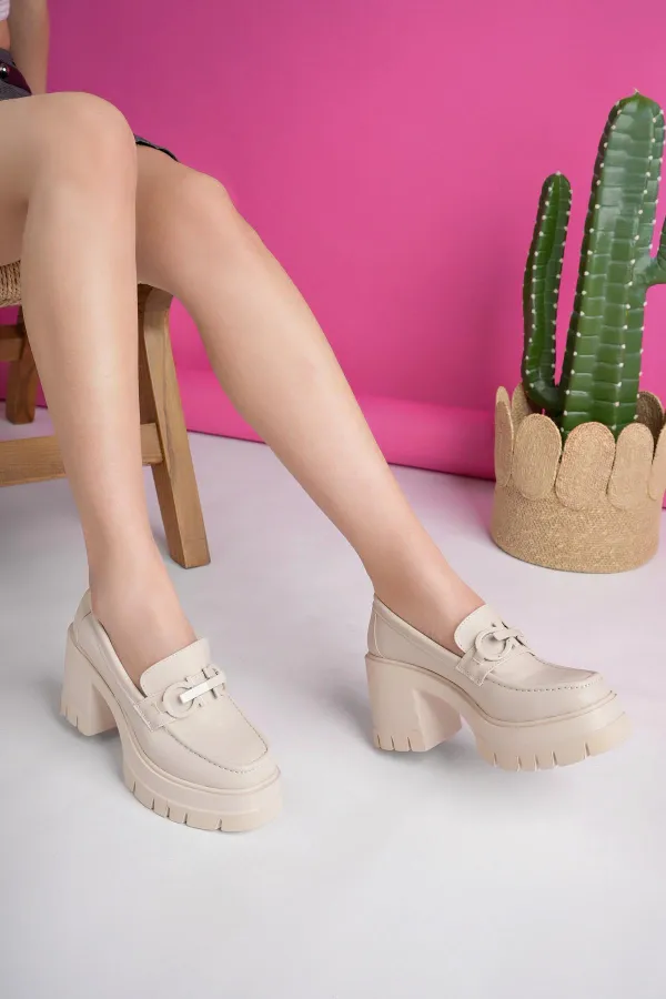 Mocassins Muggo VALENCIA pour femmes, à talon épais et bout rond, avec boucle métallique.