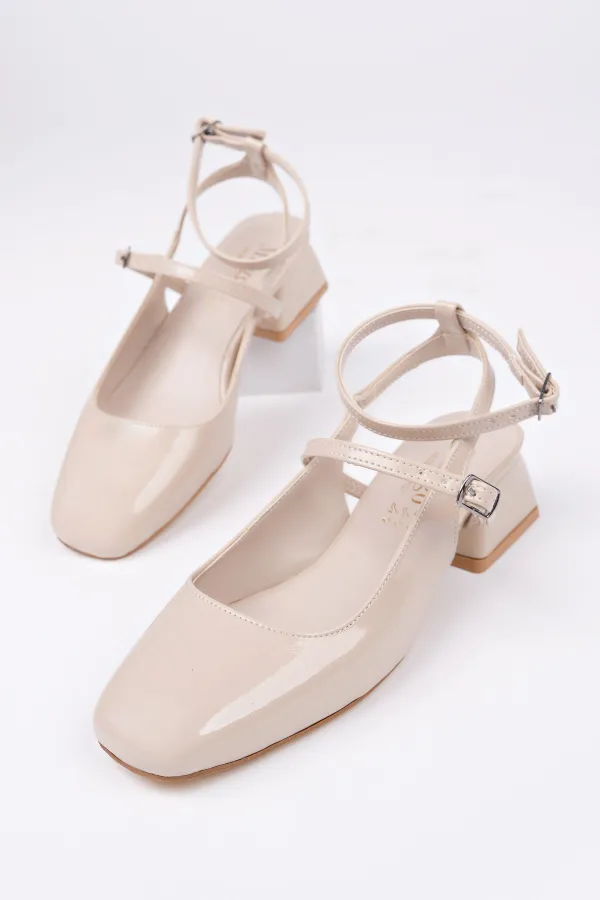 Chaussures Muggo CHOPRA à bout carré, double cambrure, bride cheville et talon bas ouvert à l'arrière