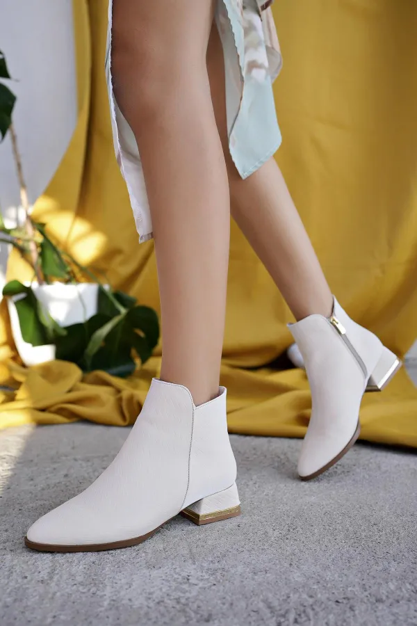 Bottes Muggo SHANE pour femmes, garanties, avec détail métallique au talon et fermeture éclair.