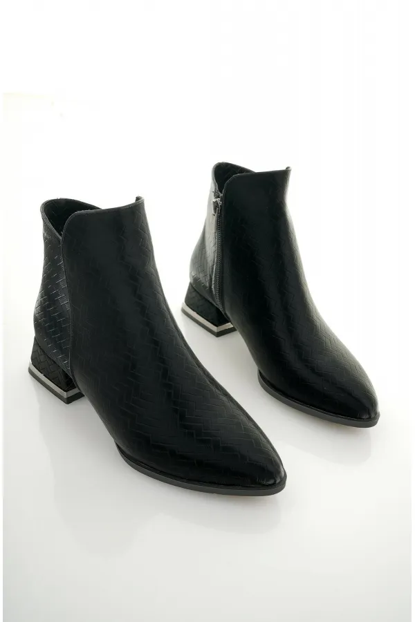 Bottes Muggo SHANE pour femmes, garanties, avec détail métallique au talon et fermeture éclair.