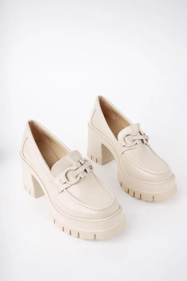 Mocassins Muggo VALENCIA pour femmes, à talon épais et bout rond, avec boucle métallique.