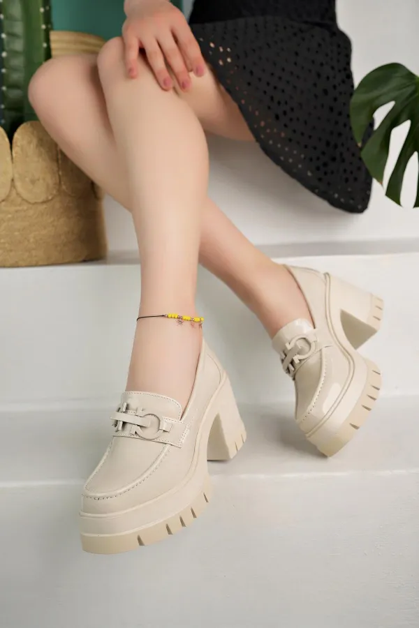 Mocassins Muggo VALENCIA pour femmes, à talon épais et bout rond, avec boucle métallique.