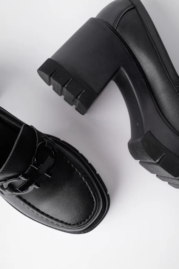 Mocassins Muggo VALENCIA pour femmes, à talon épais et bout rond, avec boucle métallique.