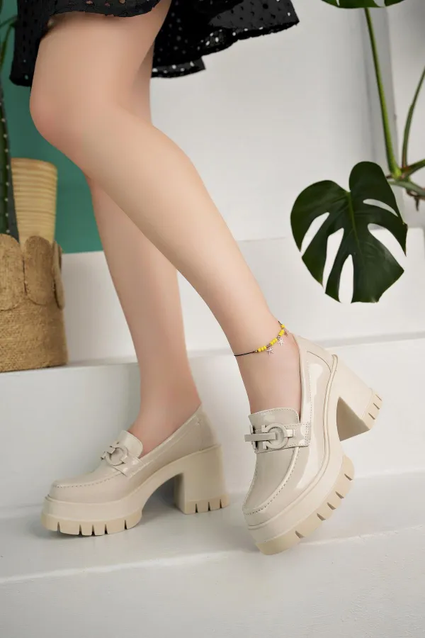 Mocassins Muggo VALENCIA pour femmes, à talon épais et bout rond, avec boucle métallique.