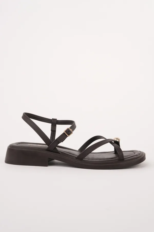 Muggo HOLİDAY Gold Metal Detaylı Parmak Arası Ayarlanabilir Kemerli Düz Kadın Sandalet