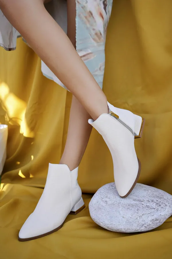 Bottes Muggo SHANE pour femmes, garanties, avec détail métallique au talon et fermeture éclair.