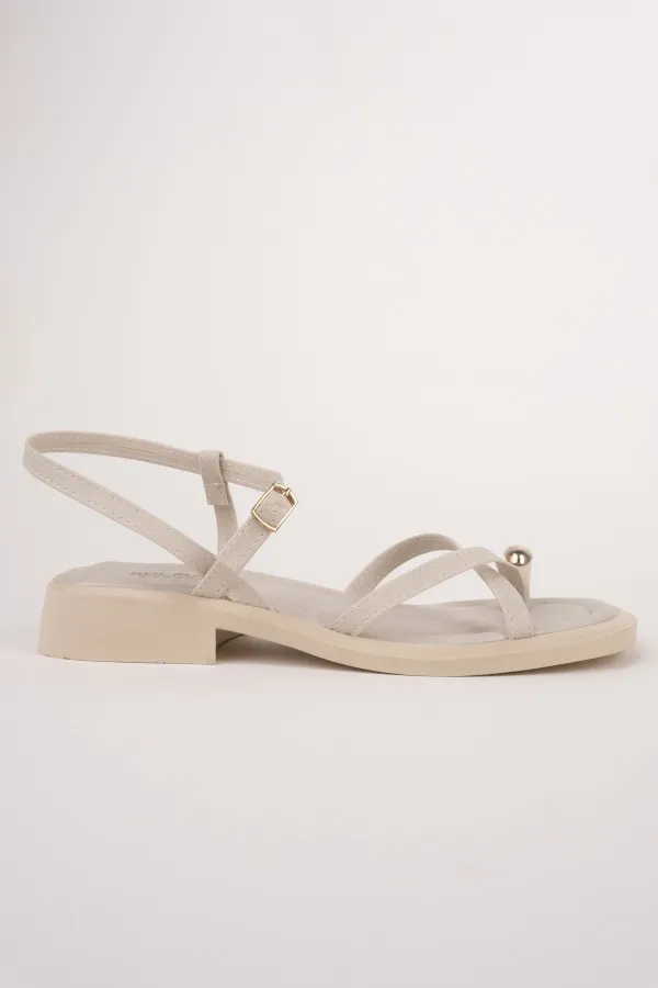 Muggo HOLİDAY Gold Metal Detaylı Parmak Arası Ayarlanabilir Kemerli Düz Kadın Sandalet
