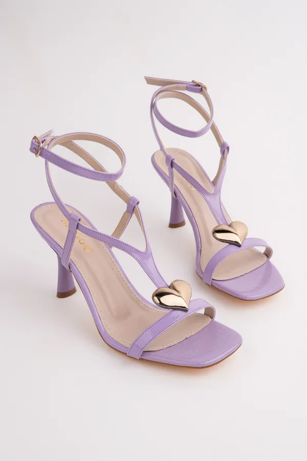 Sandales Muggo HEART pour femmes, ornées d'un accessoire en forme de cœur et dotées d'un talon fin.