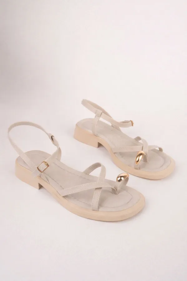 Muggo HOLİDAY Gold Metal Detaylı Parmak Arası Ayarlanabilir Kemerli Düz Kadın Sandalet