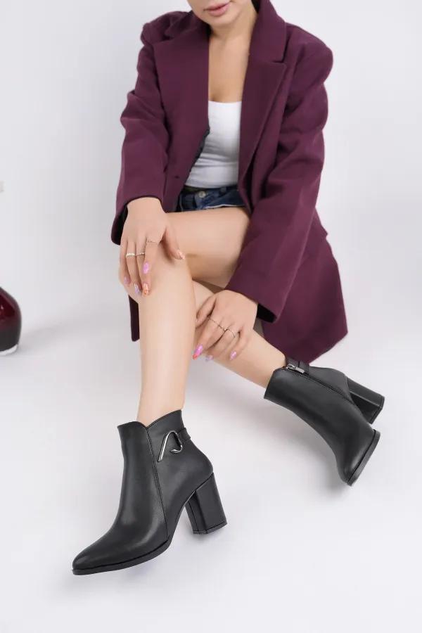 Muggo FORTİS Sivri Burun Toka Detaylı Fermuarlı Kalın Topuklu Kadın Bot