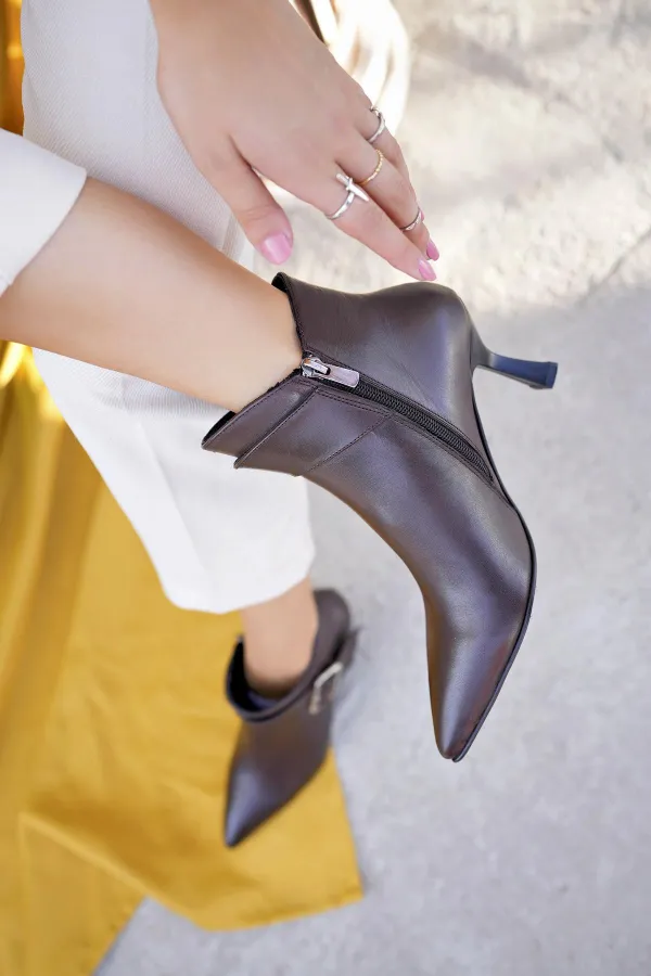 Muggo MONİCA Garantili Hakiki Deri Kemer ve Toka Detaylı Fermuarlı İnce Topuklu Kadın Bot 