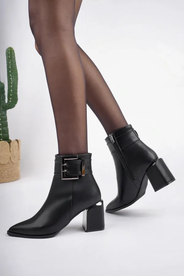 Bottes Muggo CHILY pour femmes, garanties, avec talon épais et détails de ceinture et boucle.