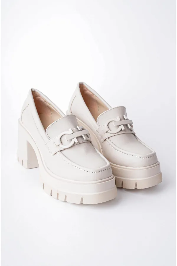 Mocassins Muggo VALENCIA pour femmes, à talon épais et bout rond, avec boucle métallique.