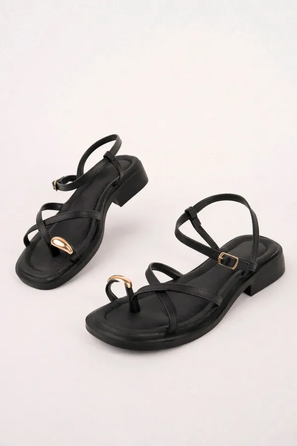 Muggo HOLİDAY Gold Metal Detaylı Parmak Arası Ayarlanabilir Kemerli Düz Kadın Sandalet