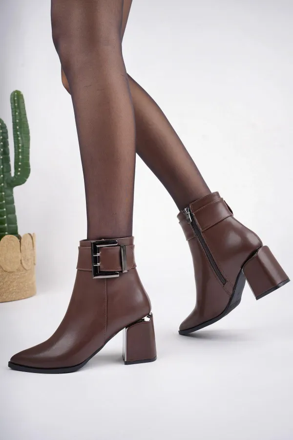 Bottes Muggo CHILY pour femmes, garanties, avec talon épais et détails de ceinture et boucle.