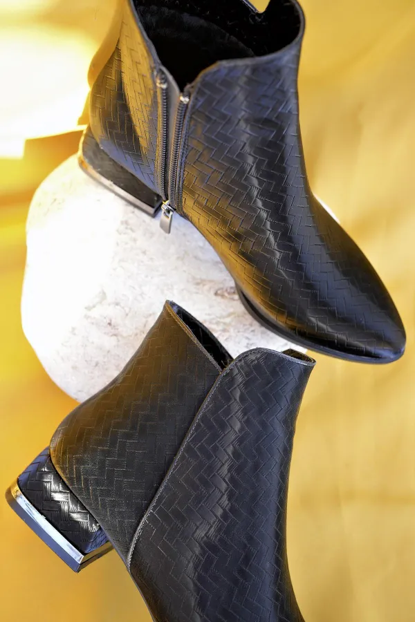 Bottes Muggo SHANE pour femmes, garanties, avec détail métallique au talon et fermeture éclair.