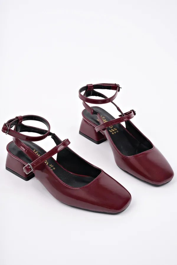 Chaussures Muggo CHOPRA à bout carré, double cambrure, bride cheville et talon bas ouvert à l'arrière