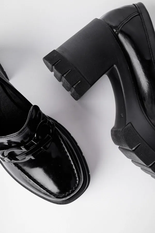 Mocassins Muggo VALENCIA pour femmes, à talon épais et bout rond, avec boucle métallique.