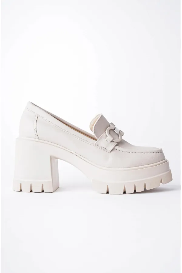 Mocassins Muggo VALENCIA pour femmes, à talon épais et bout rond, avec boucle métallique.