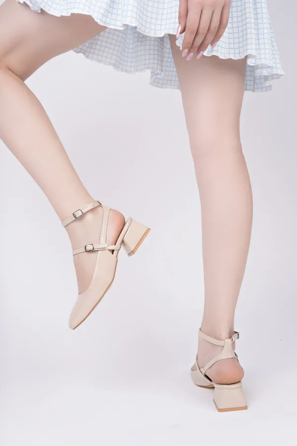 Chaussures Muggo CHOPRA à bout carré, double cambrure, bride cheville et talon bas ouvert à l'arrière