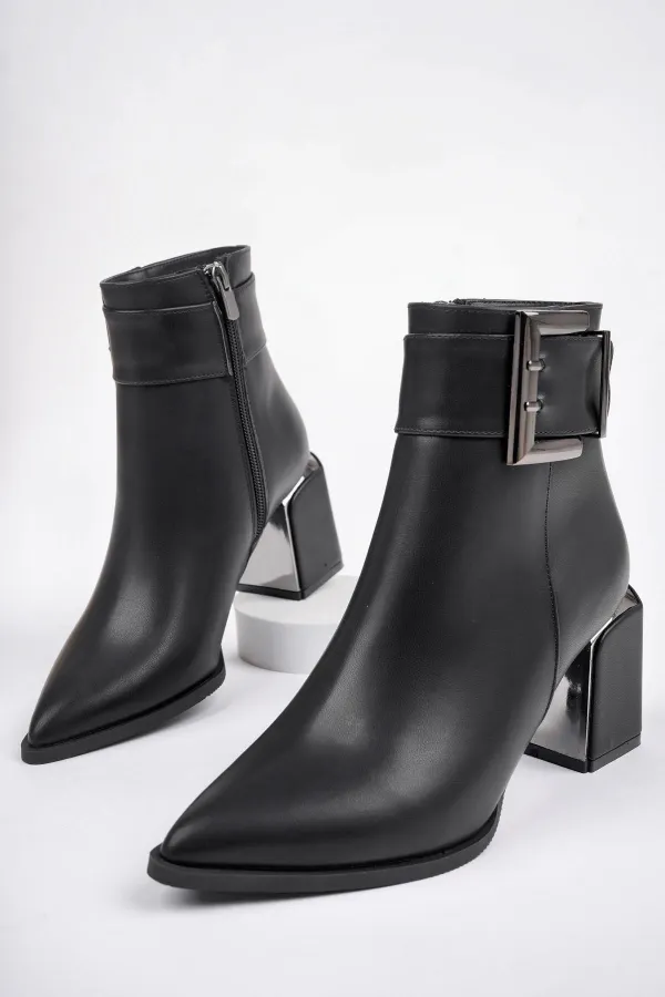 Bottes Muggo CHILY pour femmes, garanties, avec talon épais et détails de ceinture et boucle.