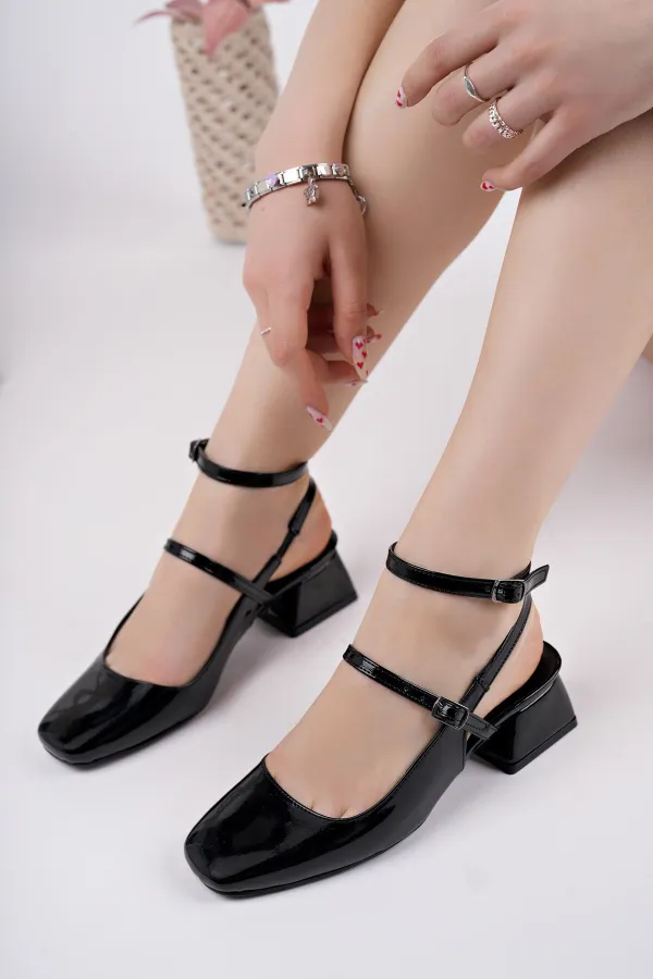 Chaussures Muggo CHOPRA à bout carré, double cambrure, bride cheville et talon bas ouvert à l'arrière