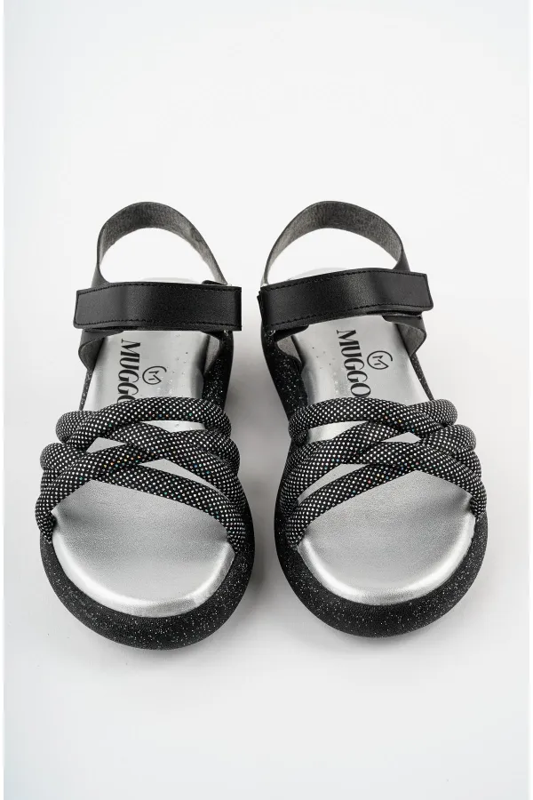 Sandales orthopédiques légères Muggo JAZZ pour filles, conçues pour un usage quotidien, avec détails tricotés et fermeture velcro.