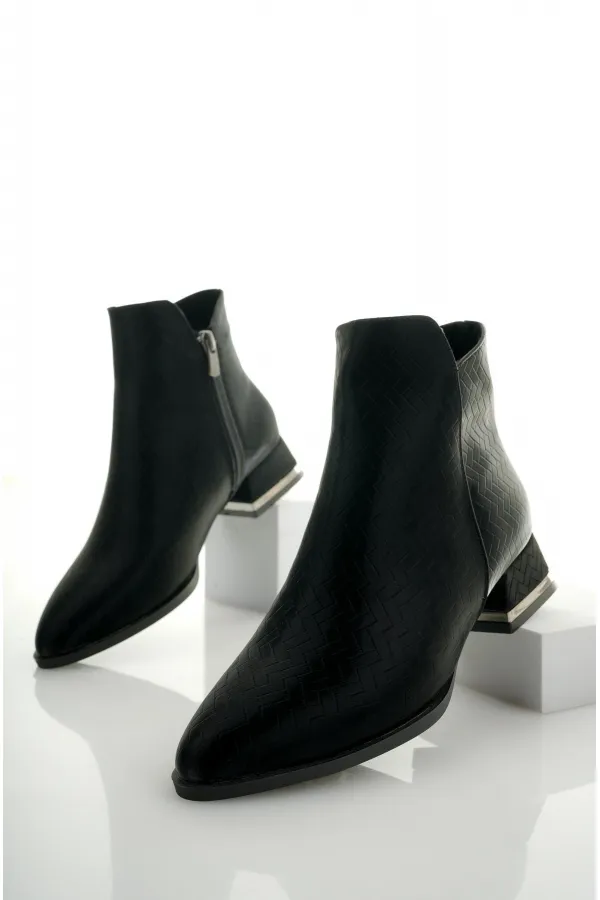 Bottes Muggo SHANE pour femmes, garanties, avec détail métallique au talon et fermeture éclair.