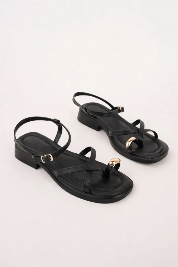 Muggo HOLİDAY Gold Metal Detaylı Parmak Arası Ayarlanabilir Kemerli Düz Kadın Sandalet