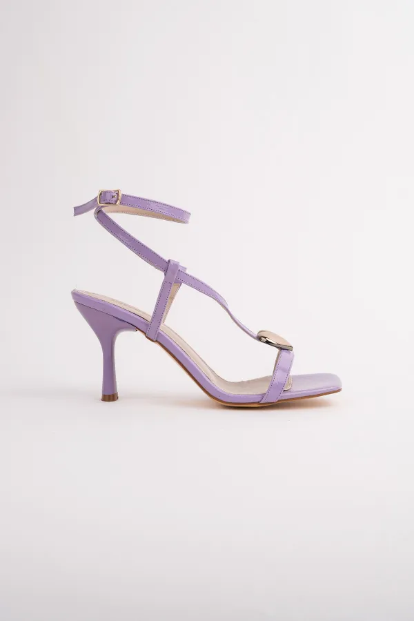 Sandales Muggo HEART pour femmes, ornées d'un accessoire en forme de cœur et dotées d'un talon fin.