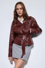 Manteau Antioch rouge bordeaux en similicuir ceinturé