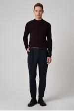 Pull en maille Antioch prune foncé à col rond et coupe ajustée