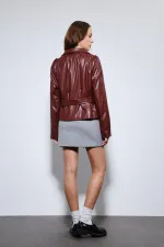 Manteau Antioch rouge bordeaux en similicuir ceinturé