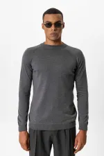 Pull en maille Antioch gris fumé à col rond et coupe ajustée