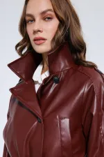 Manteau Antioch rouge bordeaux en similicuir ceinturé