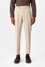 Pantalon homme Antioch beige à taille haute plissée et coupe carotte