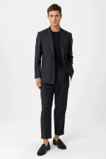 Costume technique rayé bleu marine Antioch à double boutonnage, coupe italienne, en laine mélangée.